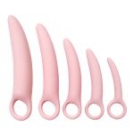 Sabemos que la comodidad íntima es fundamental para tu calidad de vida y tu sexualidad. Por eso, hemos creado un conjunto único que atiende tus necesidades más sensibles: Recupera tu Fuerza y Comodidad Gradualmente: Este elegante set contiene 5 dilatadores que varían progresivamente en tamaño, permitiéndote una dilatación gradual y respetuosa con tu propio ritmo. Cada paso te acerca a una mayor comodidad y confianza. Diseño Ergonómico para tu Bienestar: Fabricados 100% con Silicona Médica de la más alta calidad, cada dilatador posee una forma perfectamente ergonómica y un tacto suave y sedoso. Son fáciles de usar gracias a su práctico bucle para el dedo, garantizando un manejo cómodo y seguro. Adiós al Miedo, Hola al Placer: Este conjunto es una herramienta poderosa para ejercitar y dilatar progresivamente el conducto vaginal, ayudándote a perder el miedo a la penetración y a superar trastornos que pueden afectar tu sexualidad y bienestar psicológico. Es una inversión en tu salud y felicidad. Material Seguro, Higiénico y de Confianza: La silicona de grado médico es segura para el cuerpo, hipoalergénica y fácil de limpiar. Viene en un empaque de buen gusto y contemporáneo, reflejando la calidad y discreción que mereces. Guía para tu Avance: Dilatador 1: 7.5cm x 1.25cm Dilatador 2: 9cm x 2cm Dilatador 3: 10.75cm x 2cm Dilatador 4: 12.75cm x 2.5cm Dilatador 5: 14cm x 3.25cm Recomendación: Para una experiencia óptima y para lubricar e hidratar las mucosas vaginales, siempre utiliza el DILATOR acompañado de un lubricante a base de agua. ¡No dejes que la incomodidad limite tu bienestar y tu sexualidad! Es hora de dar el primer paso hacia una vida íntima más plena y confiada. ¡Haz clic ahora y adquiere el Set de Dilatadores Vaginales TOP NOTCH para comenzar tu camino hacia la recuperación y el redescubrimiento del placer!