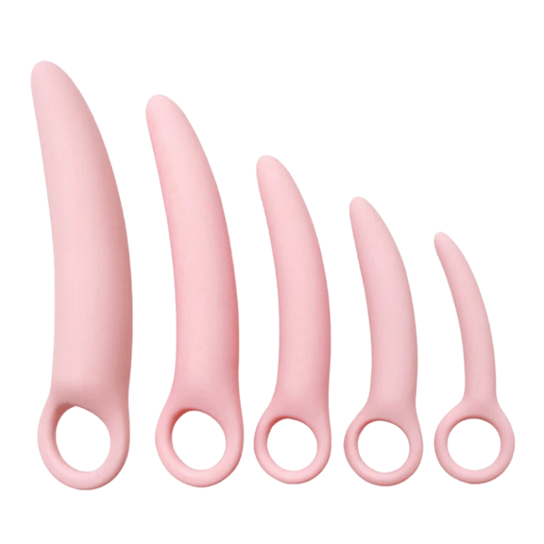 Sabemos que la comodidad íntima es fundamental para tu calidad de vida y tu sexualidad. Por eso, hemos creado un conjunto único que atiende tus necesidades más sensibles: Recupera tu Fuerza y Comodidad Gradualmente: Este elegante set contiene 5 dilatadores que varían progresivamente en tamaño, permitiéndote una dilatación gradual y respetuosa con tu propio ritmo. Cada paso te acerca a una mayor comodidad y confianza. Diseño Ergonómico para tu Bienestar: Fabricados 100% con Silicona Médica de la más alta calidad, cada dilatador posee una forma perfectamente ergonómica y un tacto suave y sedoso. Son fáciles de usar gracias a su práctico bucle para el dedo, garantizando un manejo cómodo y seguro. Adiós al Miedo, Hola al Placer: Este conjunto es una herramienta poderosa para ejercitar y dilatar progresivamente el conducto vaginal, ayudándote a perder el miedo a la penetración y a superar trastornos que pueden afectar tu sexualidad y bienestar psicológico. Es una inversión en tu salud y felicidad. Material Seguro, Higiénico y de Confianza: La silicona de grado médico es segura para el cuerpo, hipoalergénica y fácil de limpiar. Viene en un empaque de buen gusto y contemporáneo, reflejando la calidad y discreción que mereces. Guía para tu Avance: Dilatador 1: 7.5cm x 1.25cm Dilatador 2: 9cm x 2cm Dilatador 3: 10.75cm x 2cm Dilatador 4: 12.75cm x 2.5cm Dilatador 5: 14cm x 3.25cm Recomendación: Para una experiencia óptima y para lubricar e hidratar las mucosas vaginales, siempre utiliza el DILATOR acompañado de un lubricante a base de agua. ¡No dejes que la incomodidad limite tu bienestar y tu sexualidad! Es hora de dar el primer paso hacia una vida íntima más plena y confiada. ¡Haz clic ahora y adquiere el Set de Dilatadores Vaginales TOP NOTCH para comenzar tu camino hacia la recuperación y el redescubrimiento del placer!